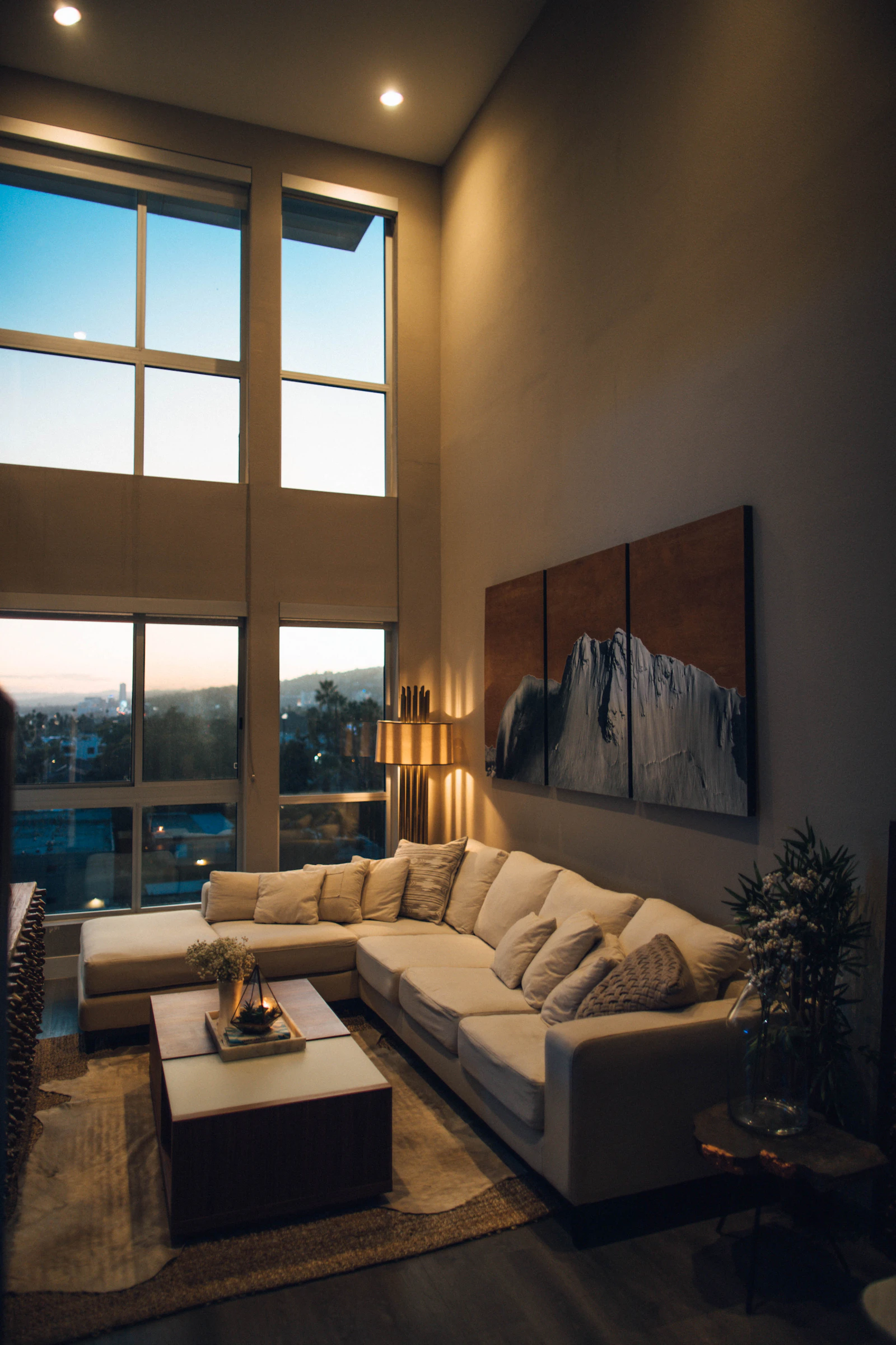 Salon lumineux avec mobilier clair
