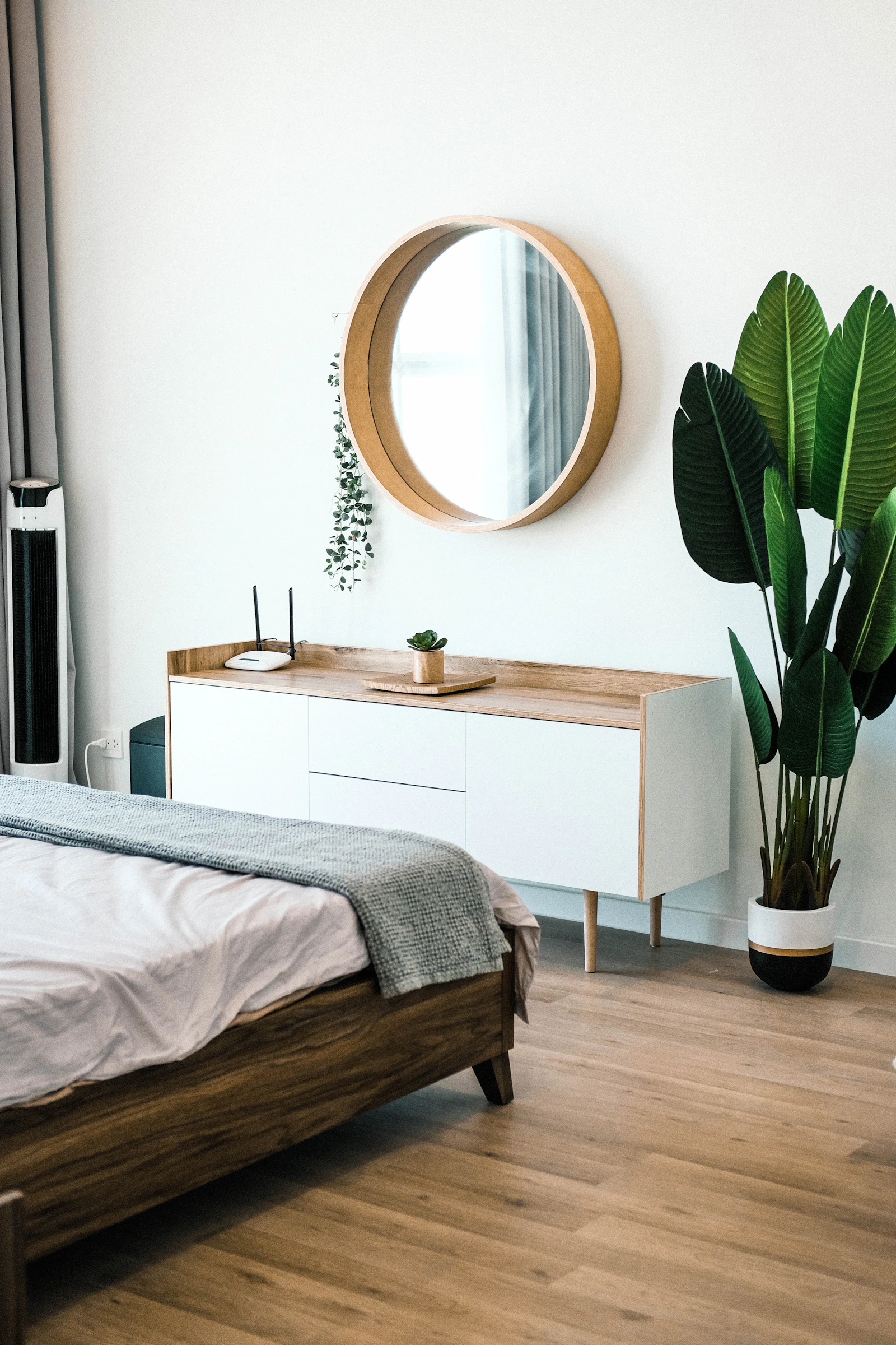 Chambre calme dans un intérieur organisé
