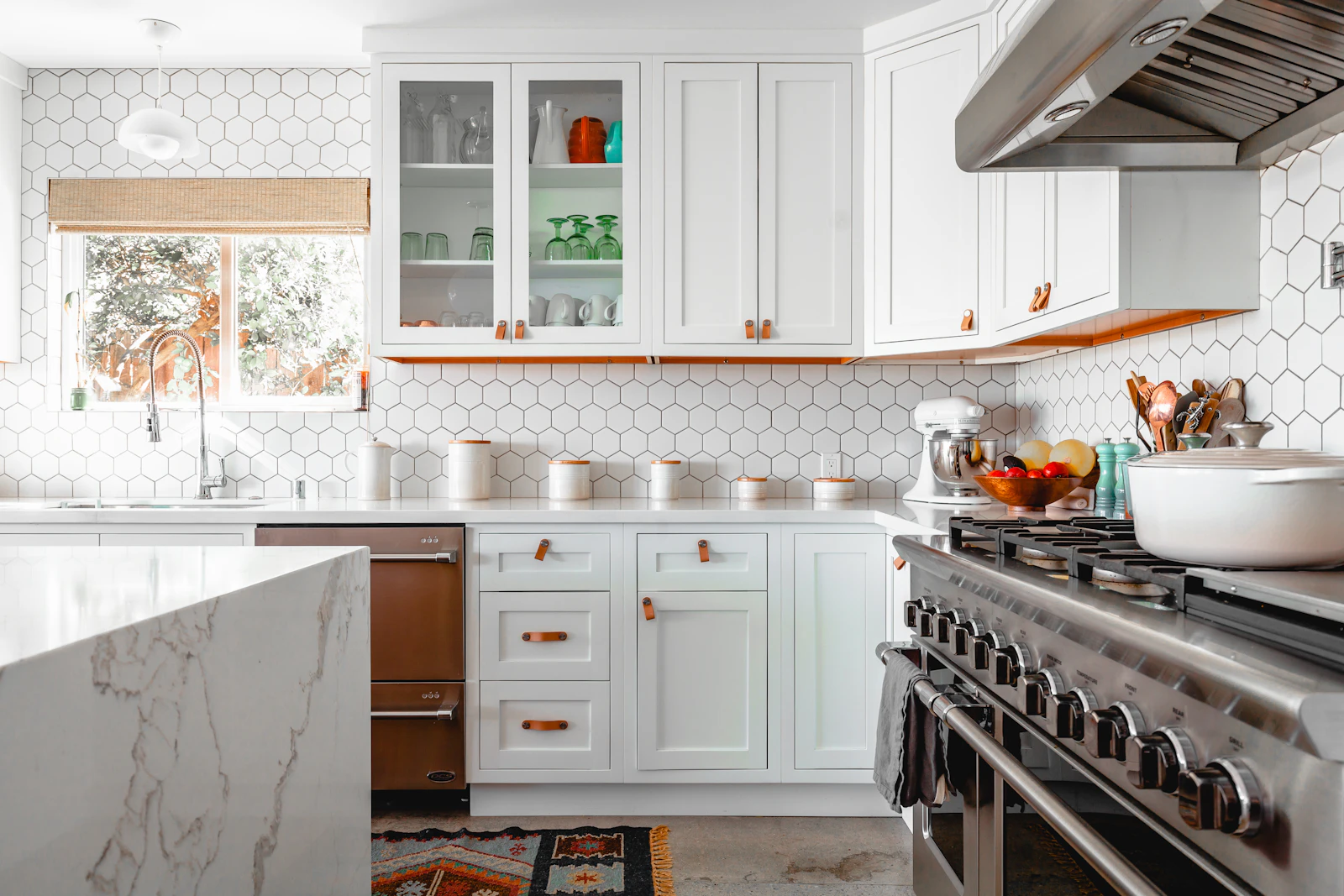 Cuisine organisée avec rangements clairs